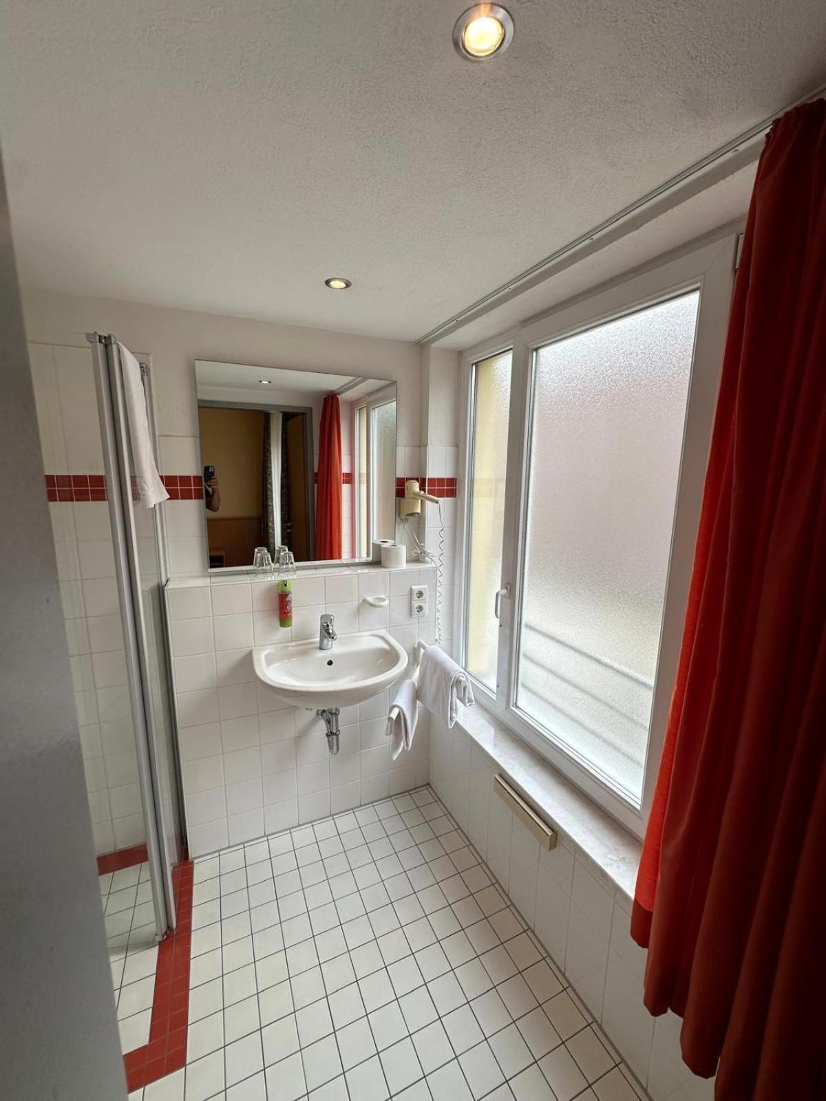 Gasthaus - Hotel Neue Post Meitingen Exteriör bild