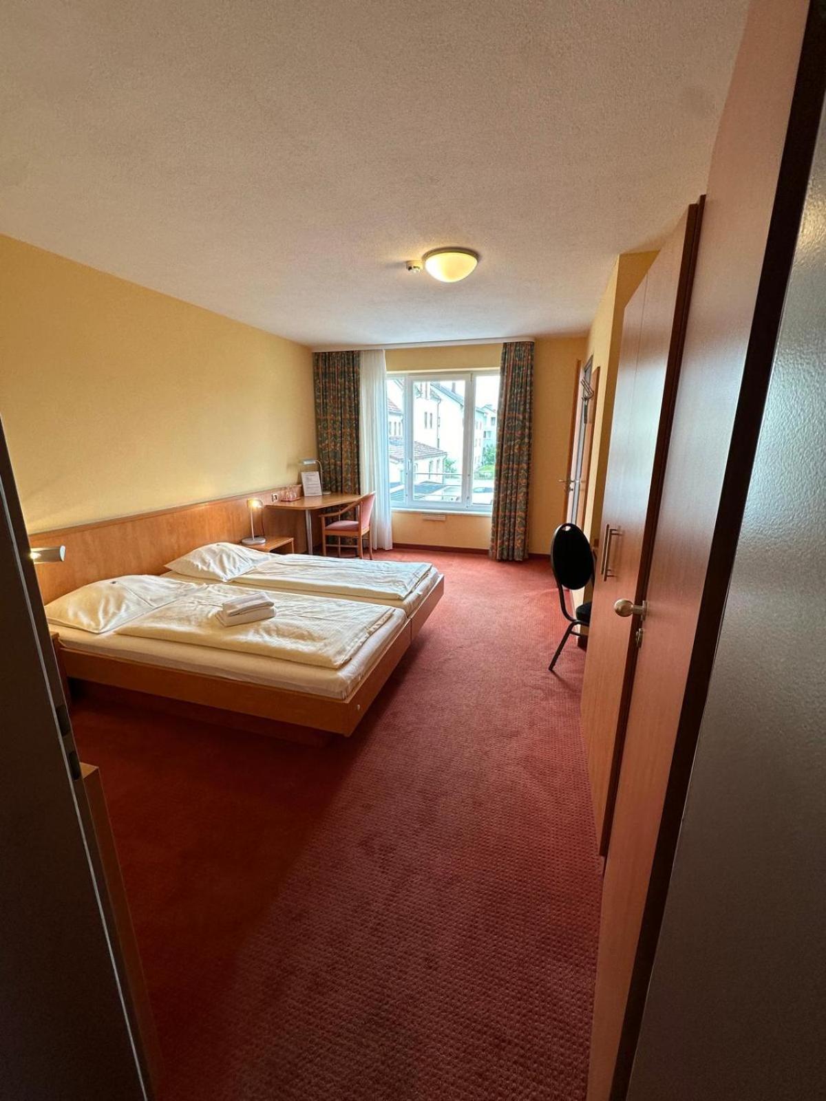 Gasthaus - Hotel Neue Post Meitingen Exteriör bild