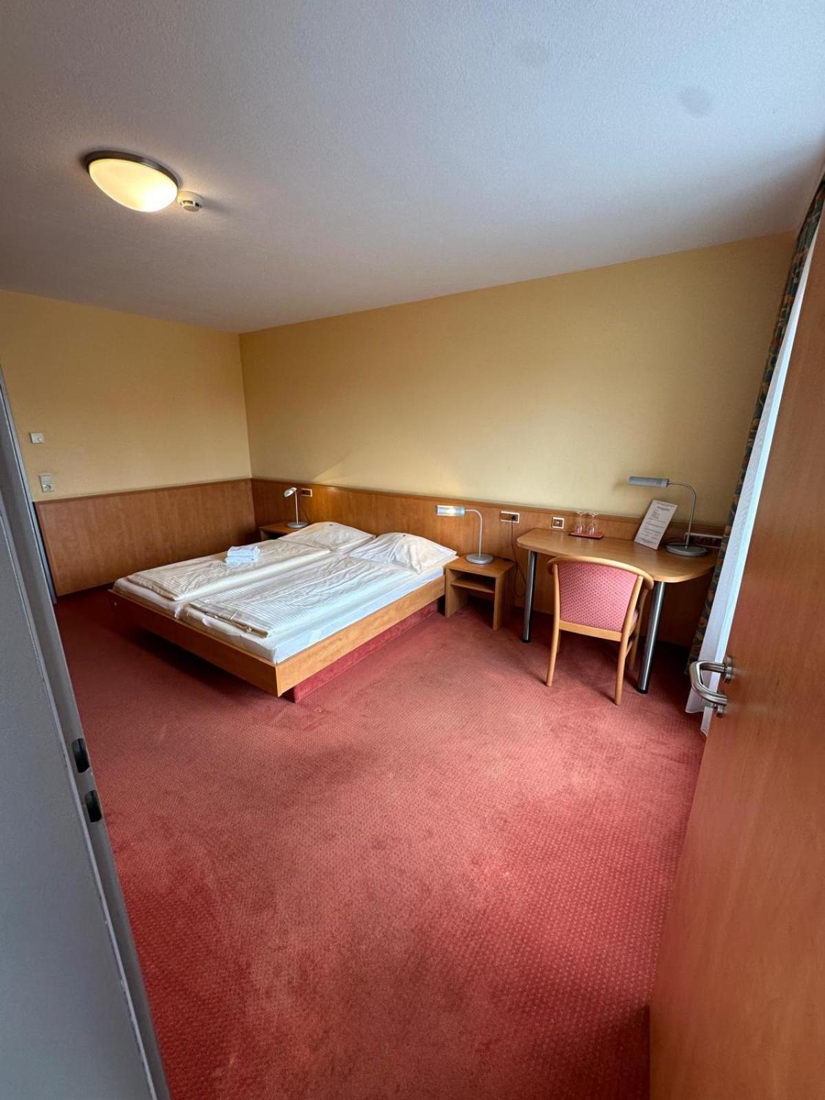 Gasthaus - Hotel Neue Post Meitingen Exteriör bild