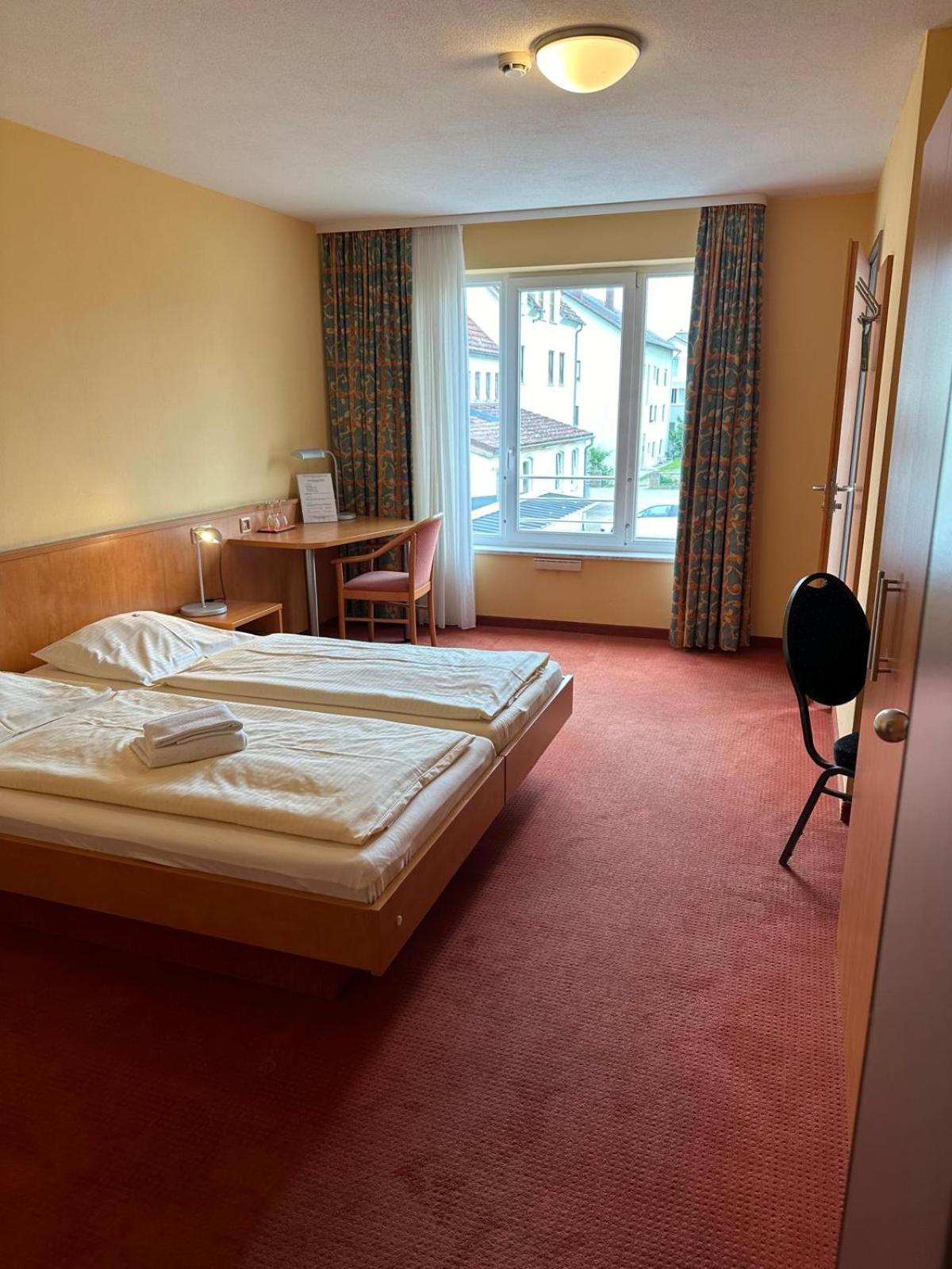 Gasthaus - Hotel Neue Post Meitingen Exteriör bild