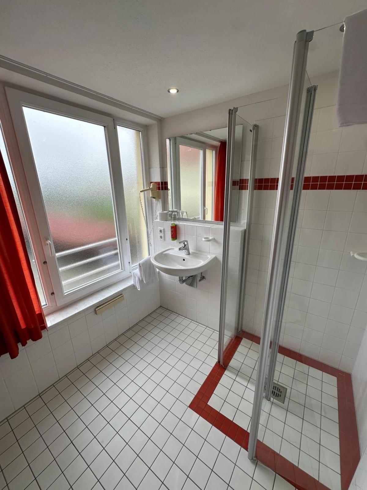 Gasthaus - Hotel Neue Post Meitingen Exteriör bild